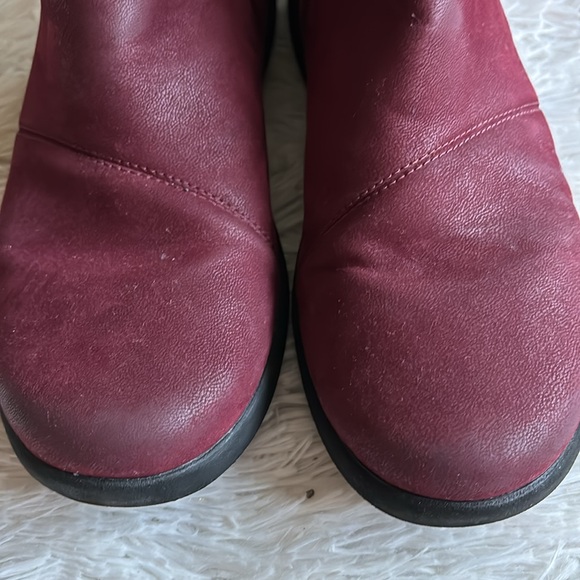 Burgundy leather suede booties casual Cloud Steppers by Clark’s, Sz 10 - Picture 4 of 13
